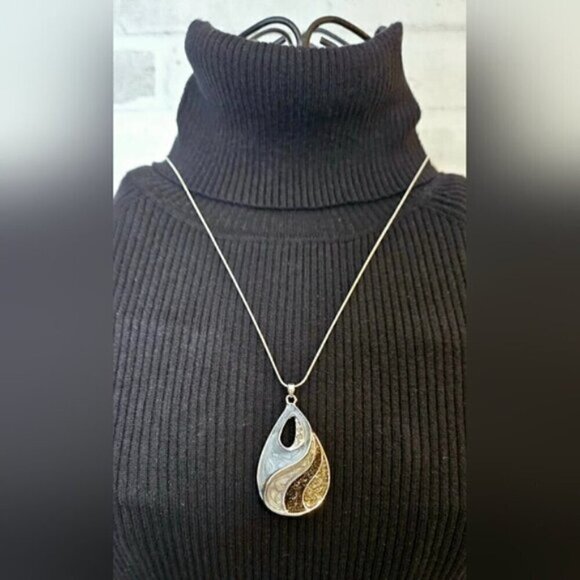 Beautiful teardrop shaped pendant. Made with different Shades of resin - Picture 2 of 7